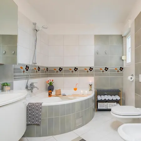 Kastel Sucurac Sleeps 16 With Pool Air Con And Wifi Willa Kaštela