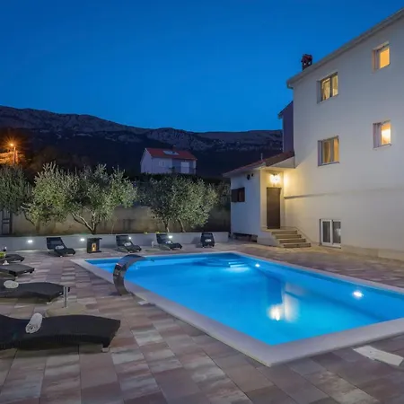 Kastel Sucurac Sleeps 16 With Pool Air Con And Wifi * Kaštela