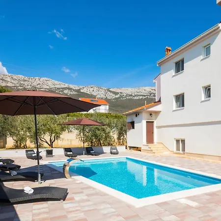 Willa Kastel Sucurac Sleeps 16 With Pool Air Con And Wifi