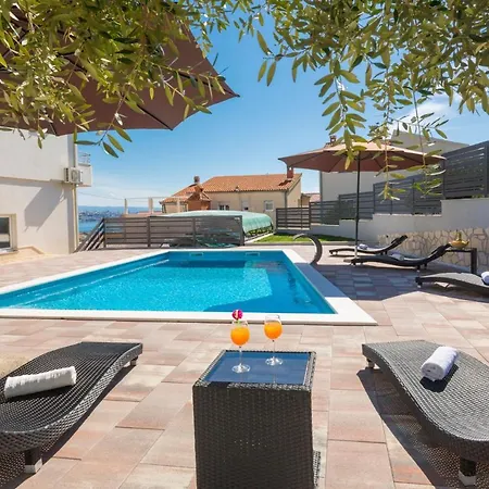 Kastel Sucurac Sleeps 16 With Pool Air Con And Wifi Willa Kaštela