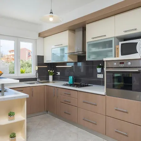 Kastel Sucurac Sleeps 16 With Pool Air Con And Wifi