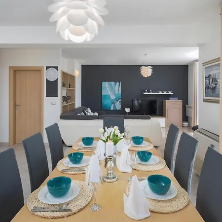 Willa Kastel Sucurac Sleeps 16 With Pool Air Con And Wifi Kaštela