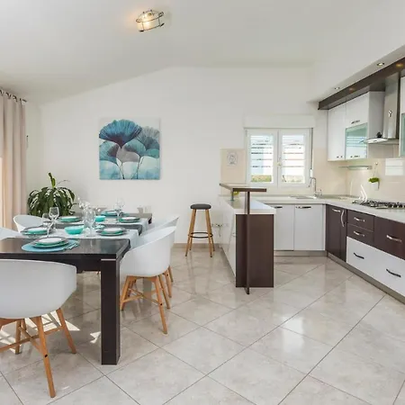 Kastel Sucurac Sleeps 16 With Pool Air Con And Wifi Kaštela