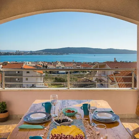 Kastel Sucurac Sleeps 16 With Pool Air Con And Wifi Willa *