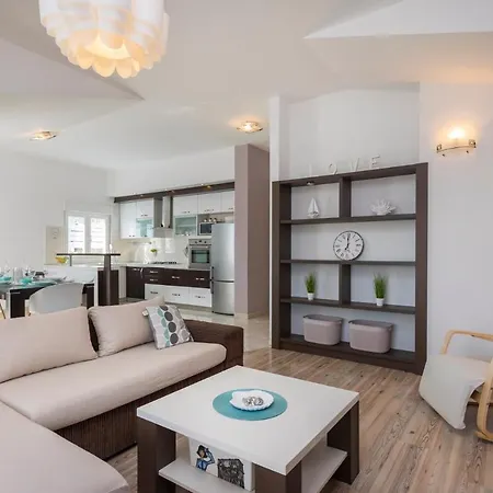 Willa Kastel Sucurac Sleeps 16 With Pool Air Con And Wifi Kaštela
