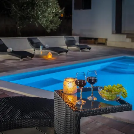 Willa Kastel Sucurac Sleeps 16 With Pool Air Con And Wifi