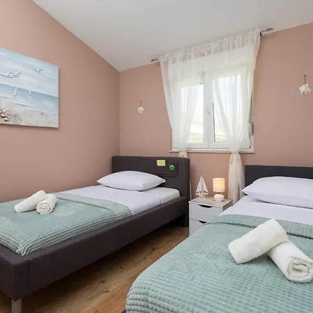 Kastel Sucurac Sleeps 16 With Pool Air Con And Wifi Kaštela