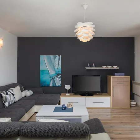 Willa Kastel Sucurac Sleeps 16 With Pool Air Con And Wifi Kaštela